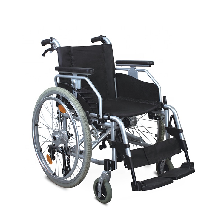 Xe đẩy bệnh nhân ngồi có thể tháo rời phần gác chân với bánh xe bằng lốp hơi và có thể gấp lại